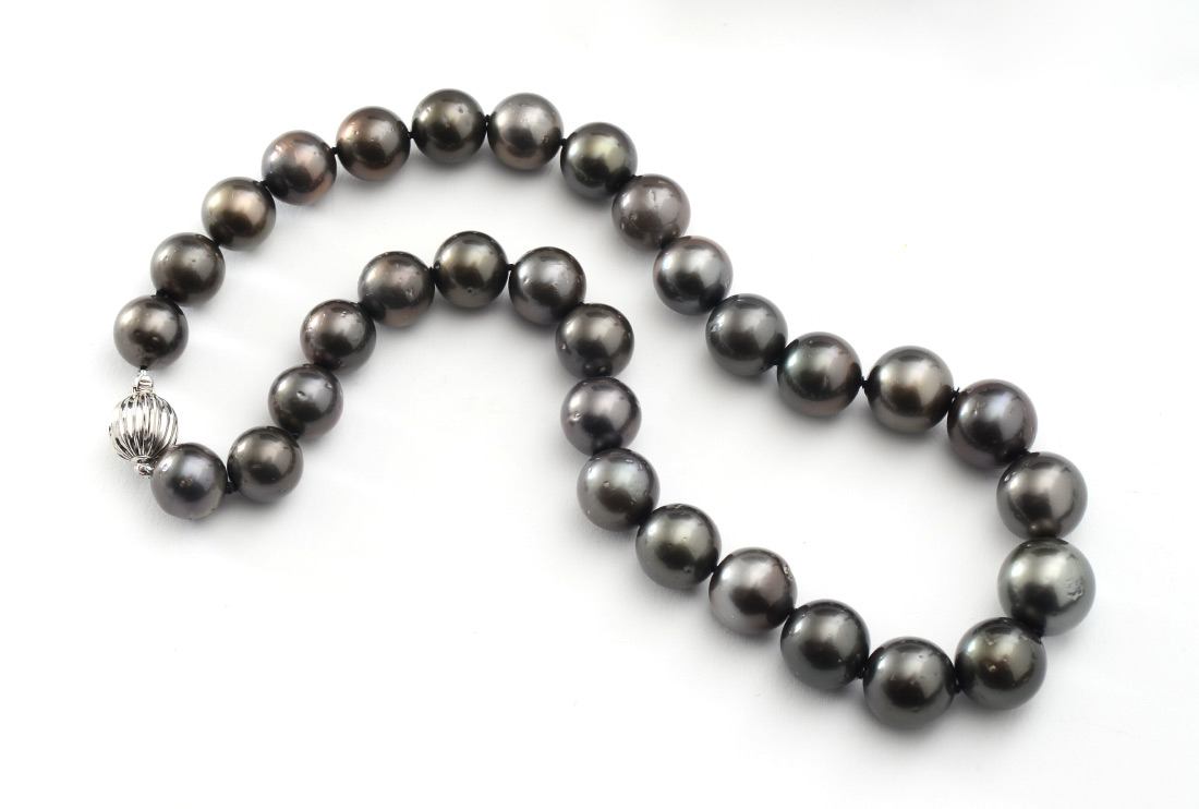 Appraisal: TAHITIAN CULTURED PEARL NECKLACE Single strand cultured Tahitian pearls -