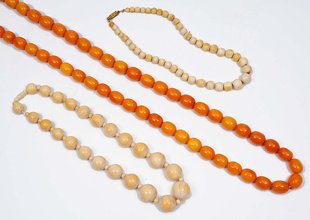 Appraisal: A string of amber beads not tested for treatments grams