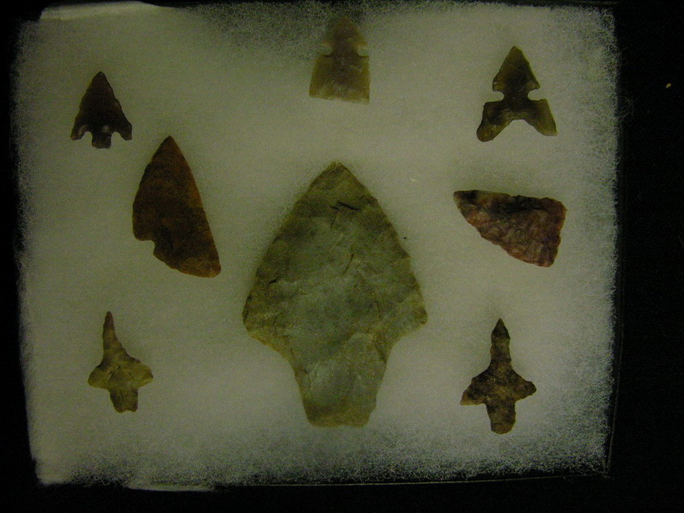 Appraisal: NATIVE AMERICAN ARROWHEADS Points measure to