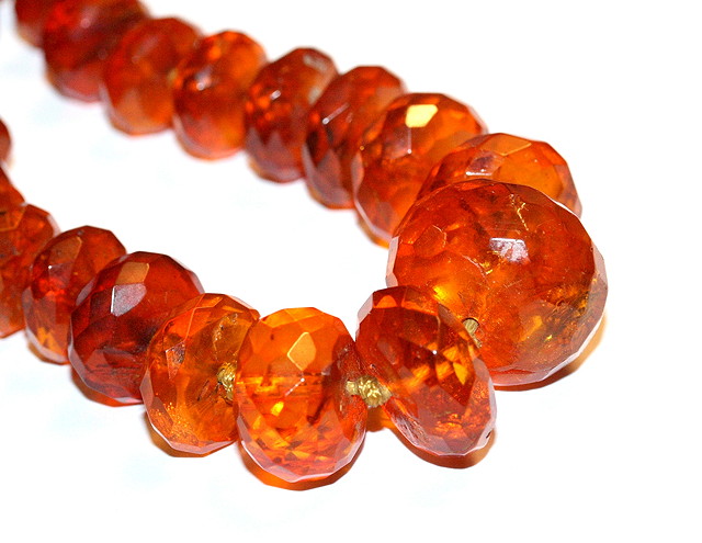 Appraisal: A GRADUATED AMBER BEAD NECKLACE dark sherry coloured with inclusions