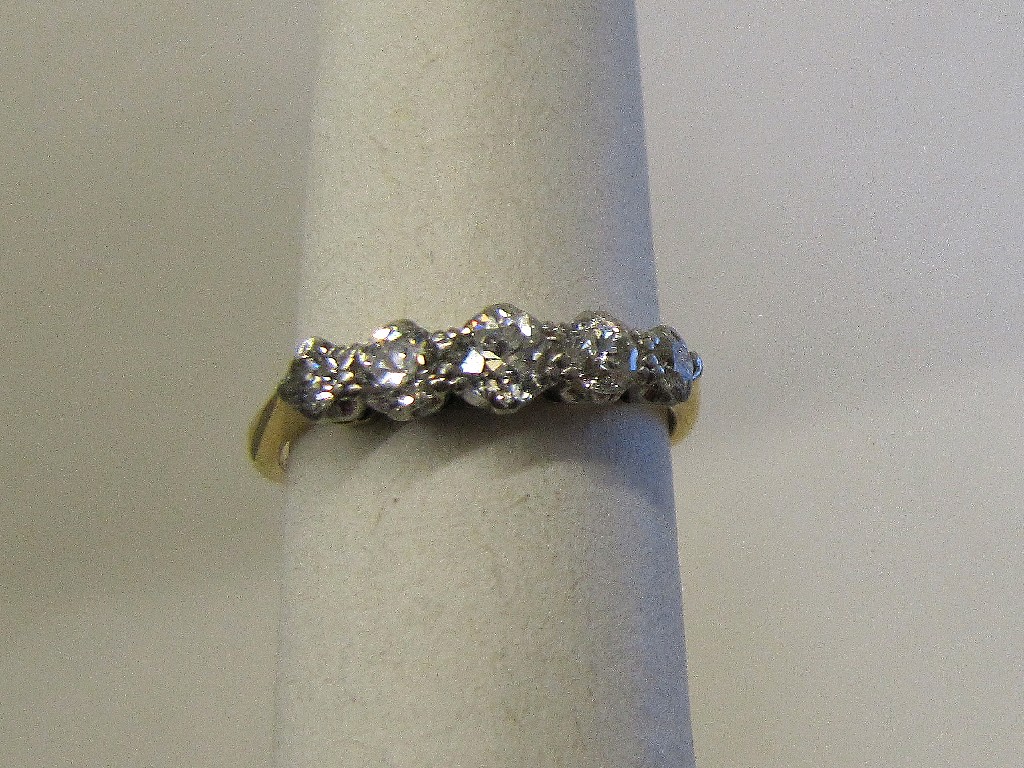 Appraisal: Nineteen twenties diamond five stone ring