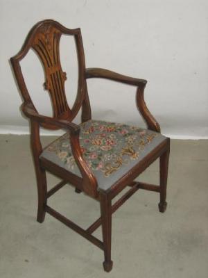 Appraisal: A SET OF EIGHT MAHOGANY DINING CHAIRS including two elbow