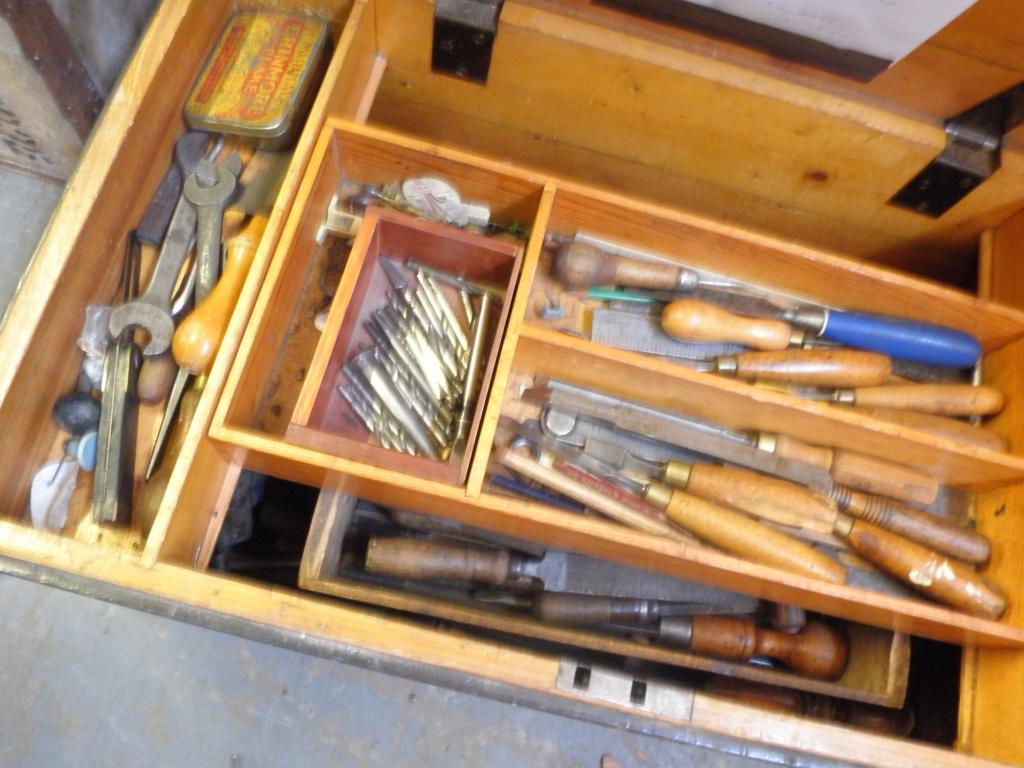 Appraisal: A pine tool chest containing an extensive collection of tools