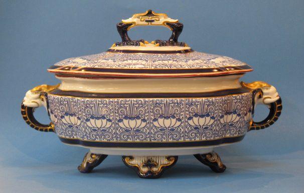 Appraisal: A GRADUATED SET OF FOUR ROYAL WORCESTER BLUE AND WHITE