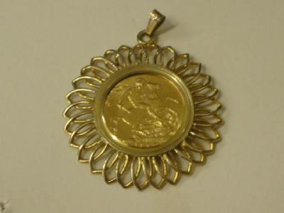 Appraisal: AN EDWARD VII GOLD SOVEREIGN dated in ct gold filigree