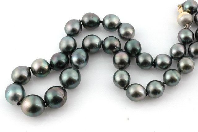 Appraisal: A Tahitian pearl necklace Comprising thirty graduated baroque Tahitian pearls