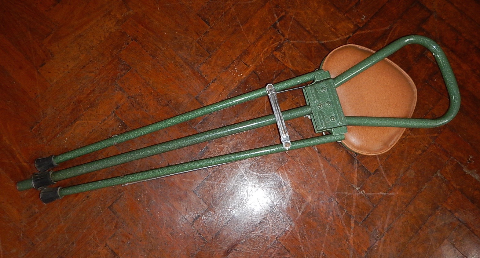 Appraisal: A folding tripod shooting stick