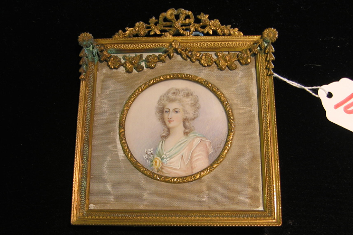 Appraisal: A FRENCH CIRCULAR MINIATURE OIL PAINTING depicting a beautiful woman