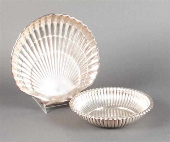 Appraisal: Two American sterling silver serving bowls Gorham comprising a ribbed