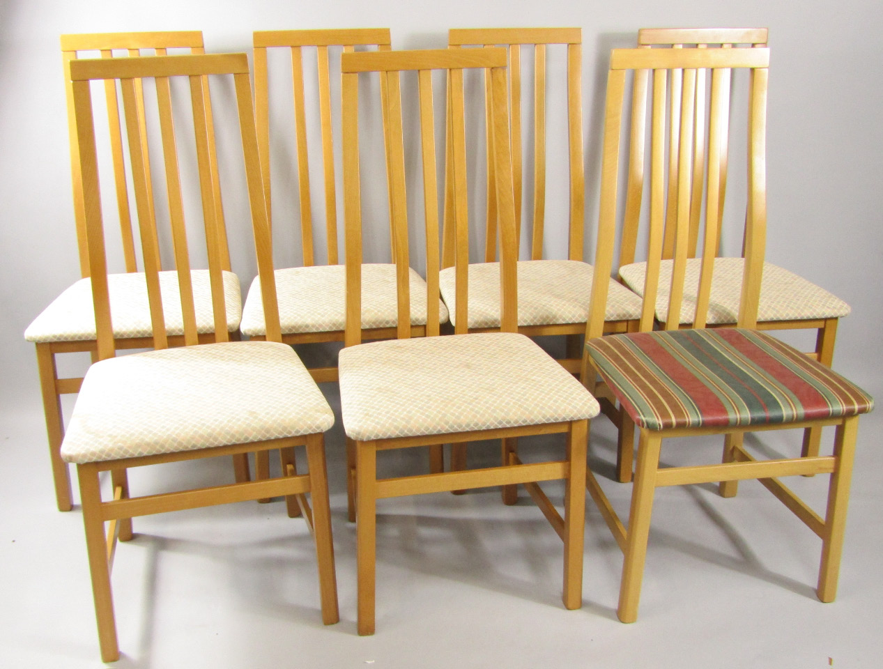 Appraisal: A set of seven oak single dining chairs with overstuffed