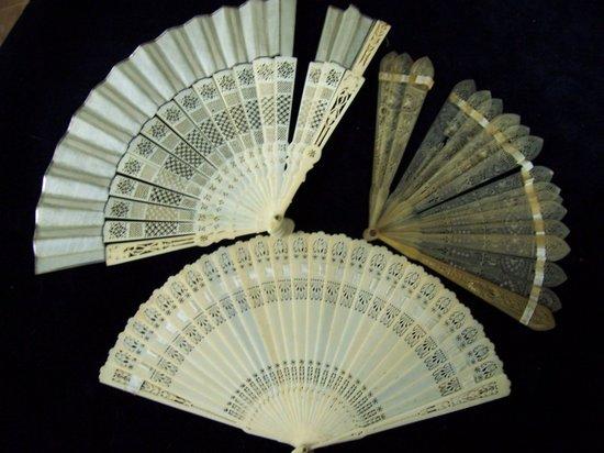 Appraisal: A silk fan with pierced ivory sticks an ivory bris