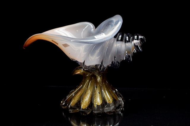 Appraisal: A large Venetian glass shell vase