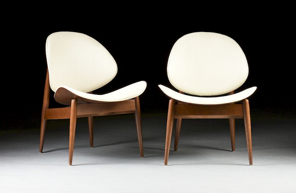 Appraisal: A PAIR OF MID CENTURY MODERN WALNUT OYSTER LOUNGE CHAIRS