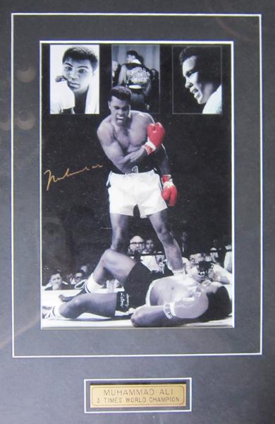 Appraisal: FRAMED PHOTOGRAPH OF MUHAMMAD ALI BOXER FRAMED PHOTOGRAPH OF MUHAMMAD