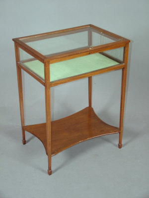 Appraisal: An Edwardian mahogany bijouterie table the glazed hinged lid upon