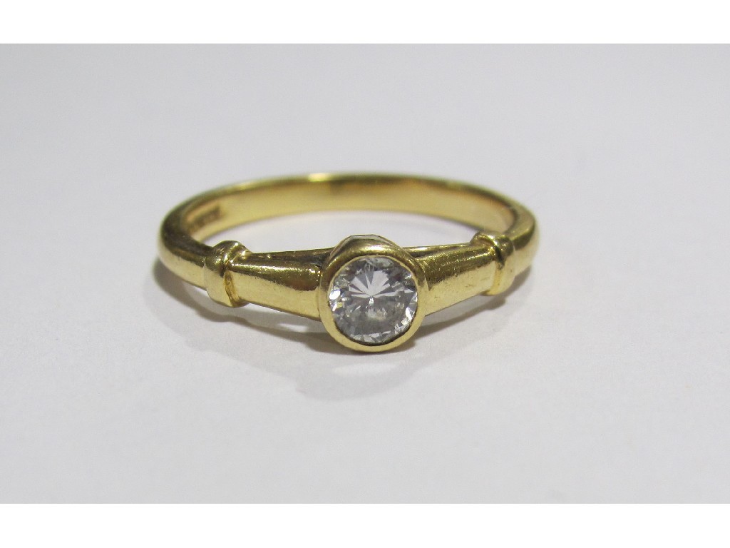 Appraisal: Eighteen carat gold point diamond solitaire ring