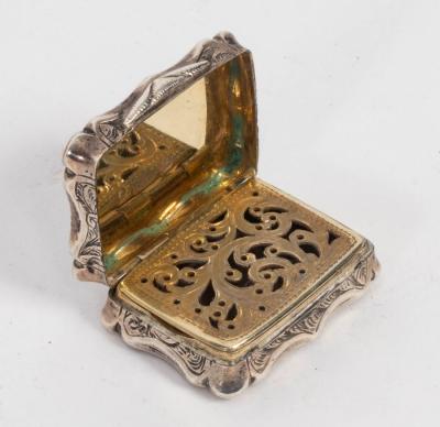 Appraisal: A Victorian silver vinaigrette WD Birmingham of serpentine outline with