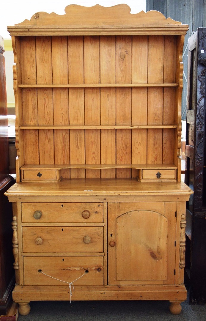 Appraisal: A Victorian pine dresser the enclosed three tier plate rack