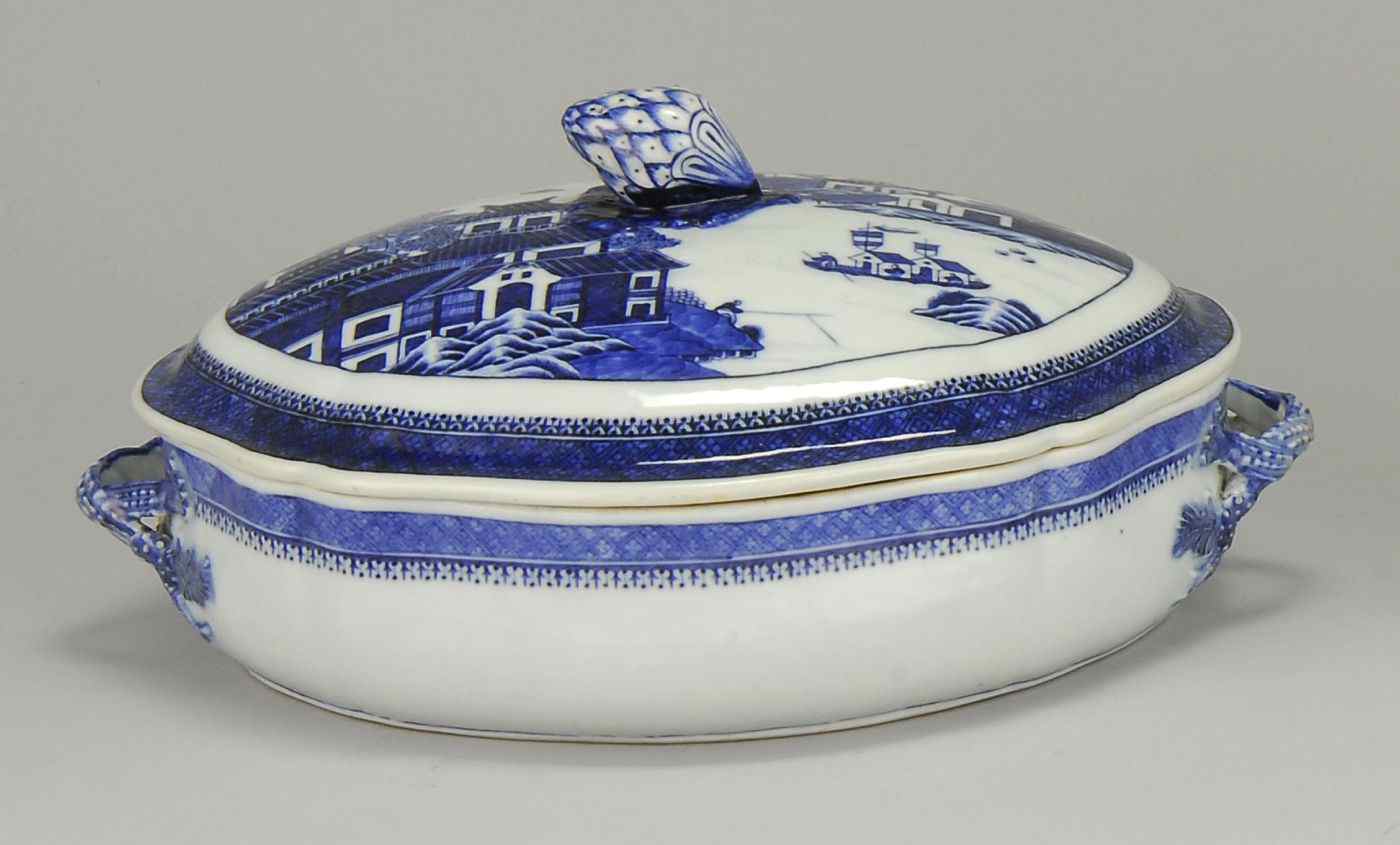 Appraisal: CHINESE EXPORT NANKING PORCELAIN COVERED VEGETABLE DISH th CenturyIn blue