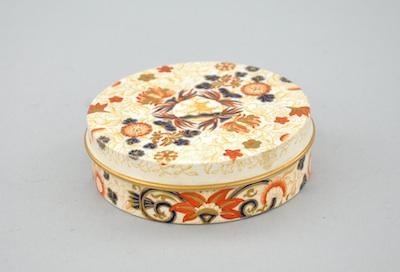 Appraisal: A Wedgwood Pearlware Imari Decorated Box Circular in form approx