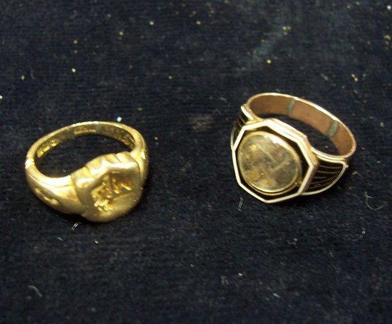 Appraisal: A Regency gold mourning ring hair set in a white