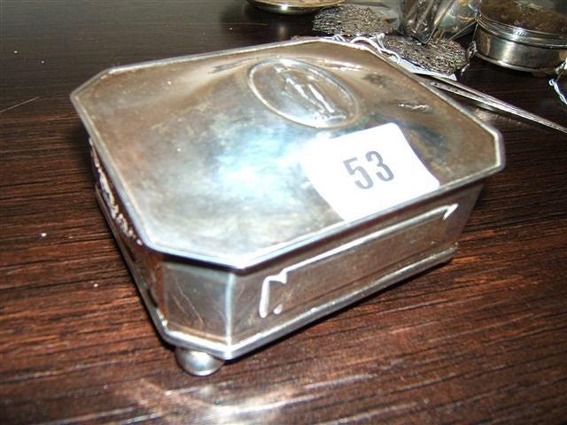 Appraisal: An Edwardian silver box the lid chased with figure of