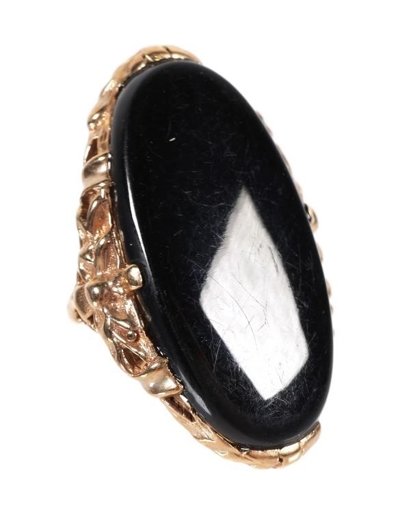 Appraisal: K yellow gold ring with onyx center stone Size Approx