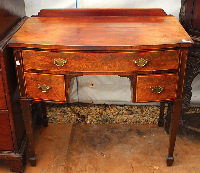 Appraisal: A GEORGIAN MAHOGANY BOW FRONTED SIDE TABLE the single drawer