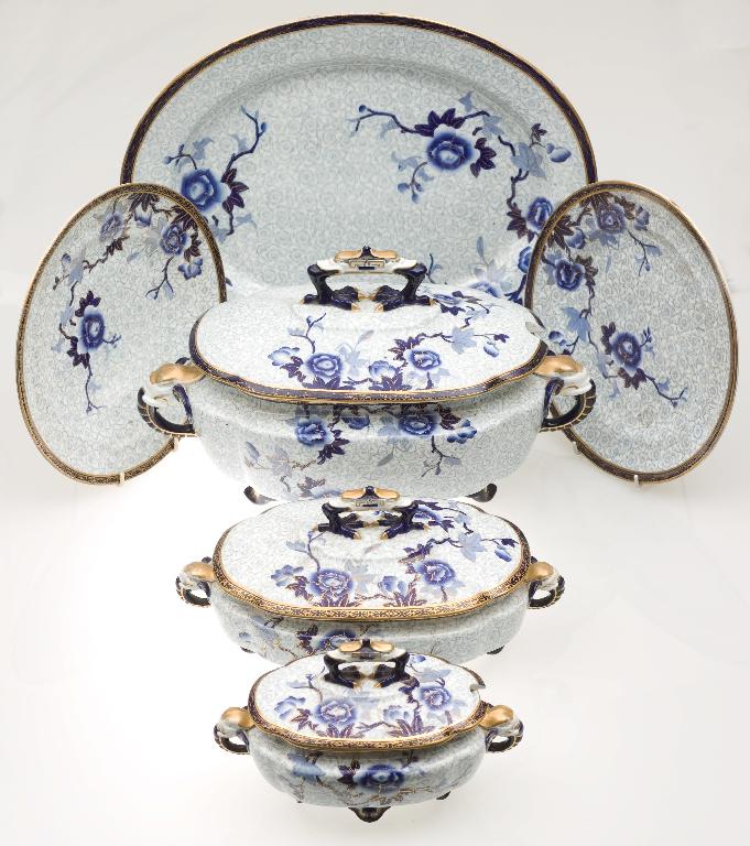 Appraisal: th CENTURY ROYAL WORCESTER DINNER SERVICE dated primarily decorated in