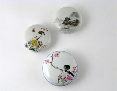 Appraisal: Three Chinese circular boxes and covers depicting a magpie a