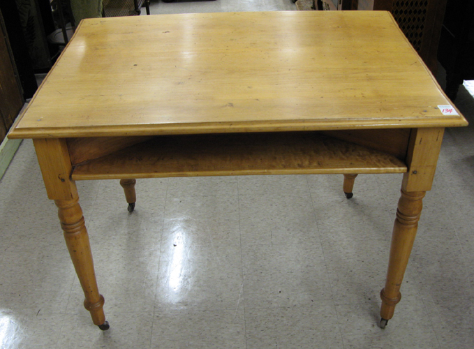 Appraisal: A VICTORIAN PINE LIBRARY TABLE American late th century having