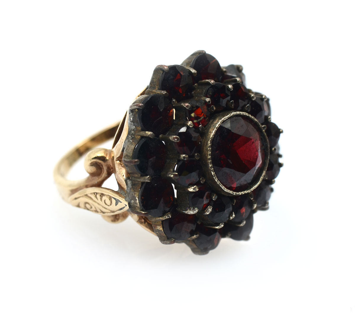 Appraisal: K STERLING CTW GARNET RING K yellow gold and sterling