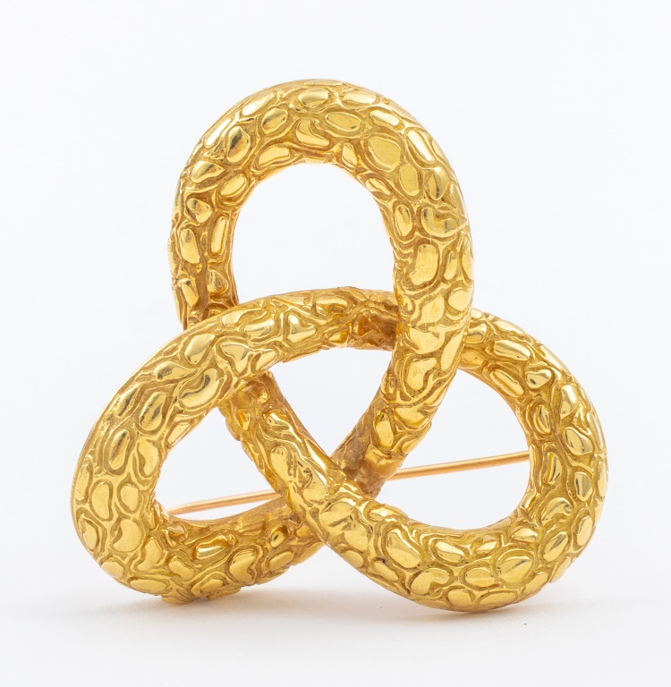 Appraisal: K YELLOW GOLD GORDIAN KNOT PIN BROOCH A pin brooch