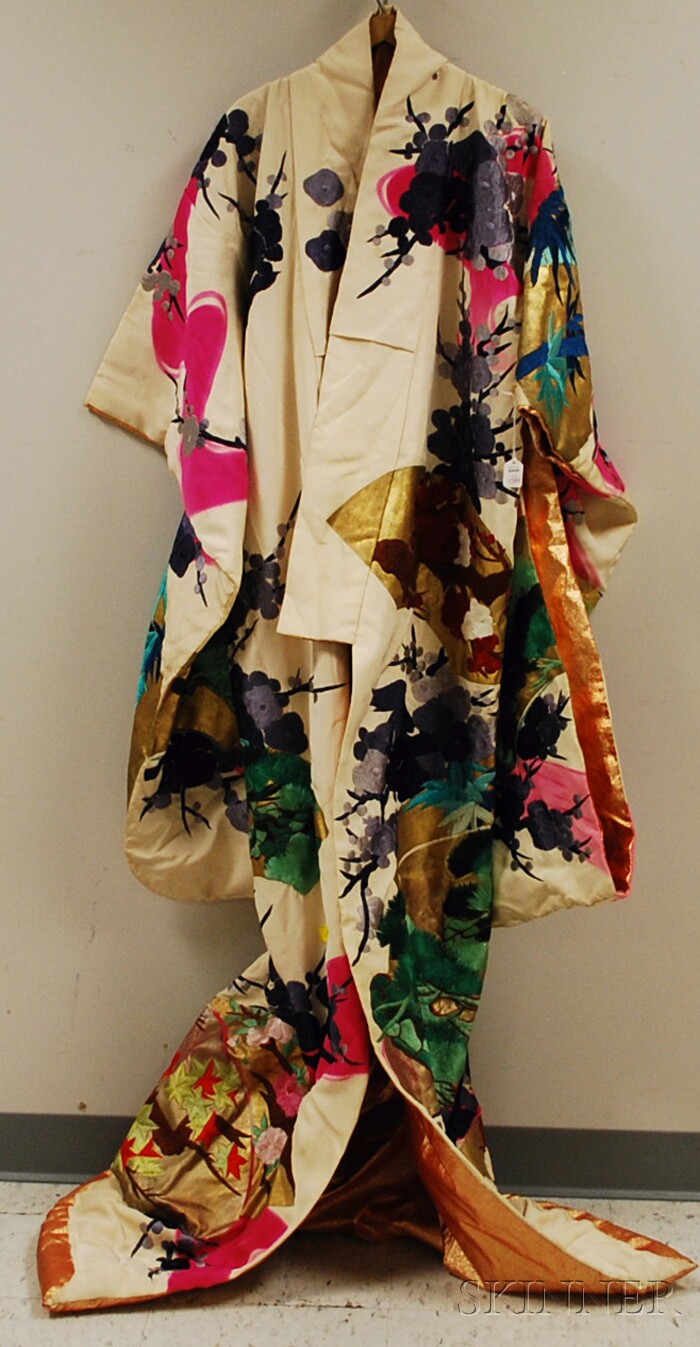 Appraisal: Modern Japanese Embroidered Floral-decorated Robe