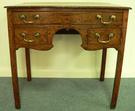 Appraisal: An early th Century oak kneehole table the rectangular top