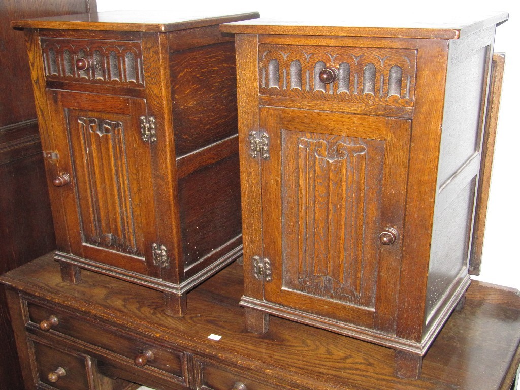 Appraisal: Pair of Edwardian oak bedside cabinets