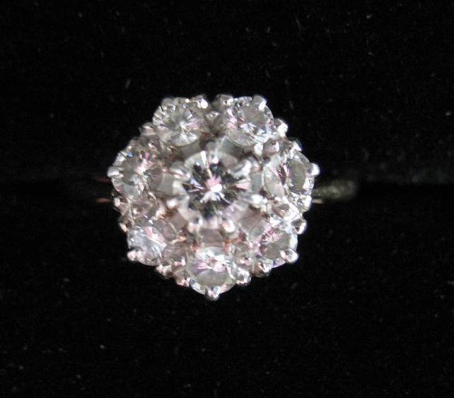 Appraisal: A DIAMOND CLUSTER RING the central round brilliant-cut diamond in