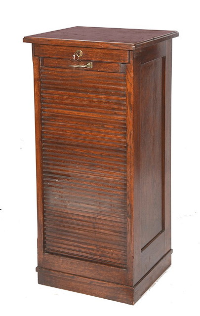 Appraisal: AN EARLY TH CENTURY OAK FILING CABINET fitted nine slides