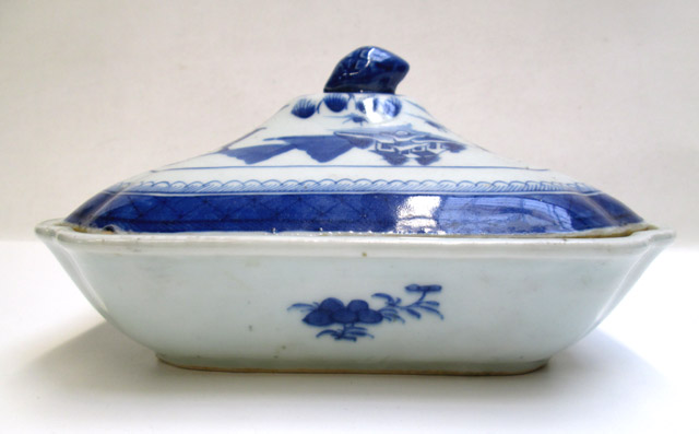 Appraisal: CHINESE EXPORT CERAMIC COVERED ENTREE DISH having blue and white