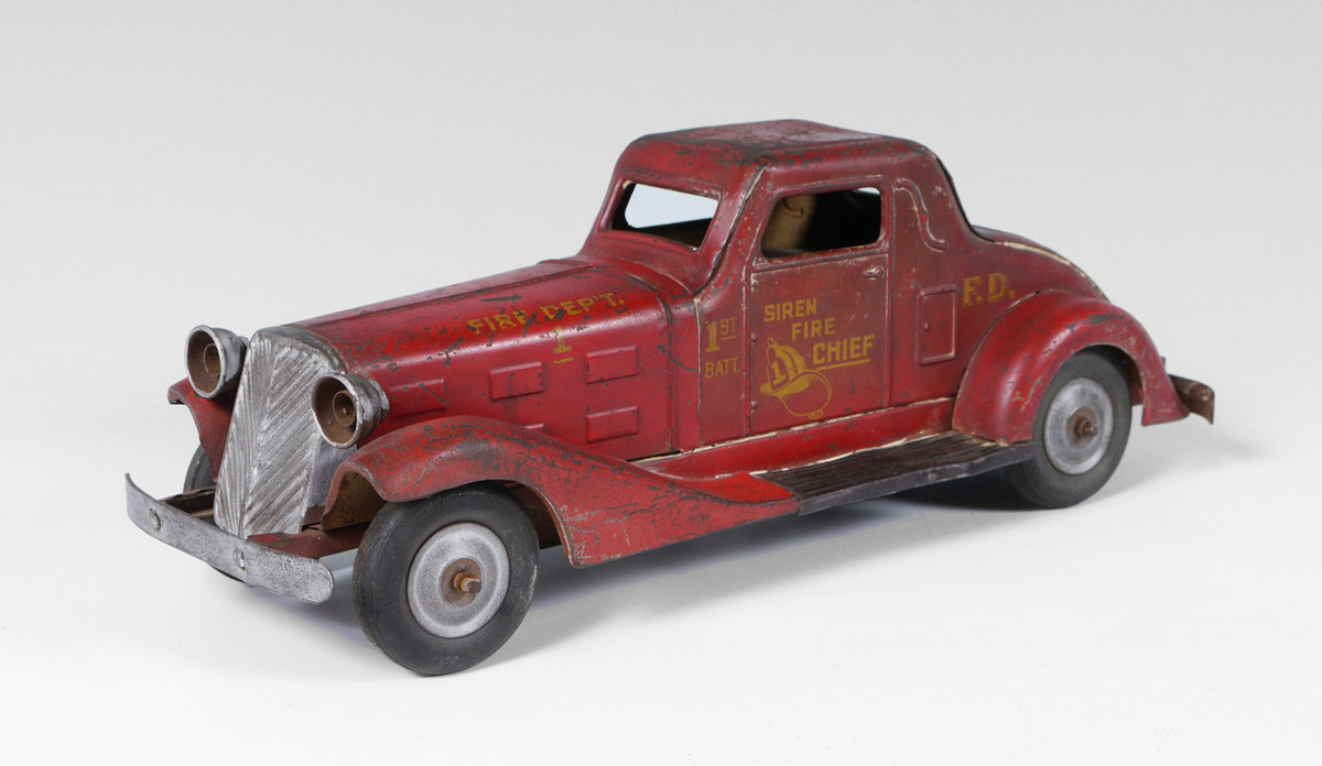 Appraisal: MARX SIREN FIRE CHIEF PRESSED STEEL TOY CAR Key wind