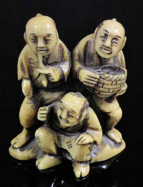 Appraisal: A Japanese ivory netsuke carved in the form of a