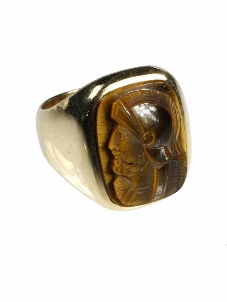 Appraisal: GENT'S RING - Vintage ring set with carved portrait of