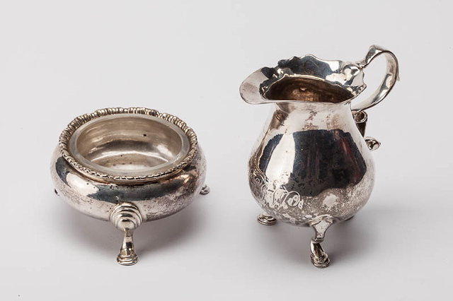 Appraisal: A GEORGIAN SILVER SMALL CREAM JUG with 'C' scroll handle