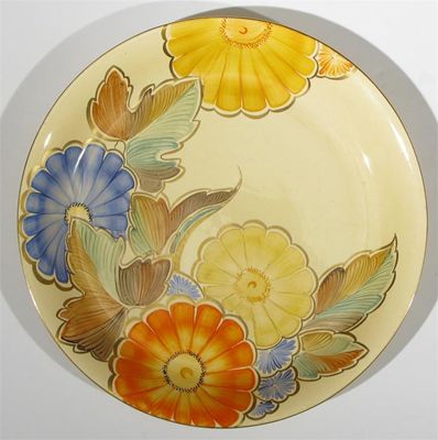 Appraisal: A Gray's Pottery charger painted with yellow daisy flowers highlighted