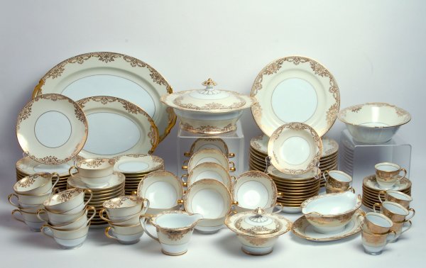 Appraisal: Noritake china in Gainford pattern Includes dinner plates one with