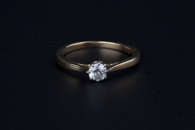 Appraisal: A DIAMOND SINGLE STONE RING the round brilliant-cut diamond in