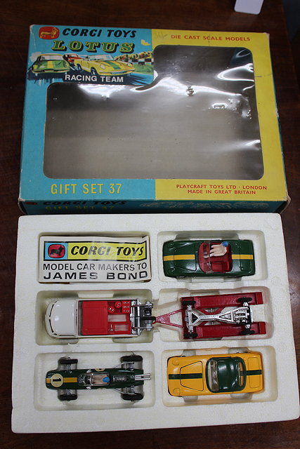 Appraisal: A CORGI TOYS LOTUS RACING TEAM GIFT SET with original