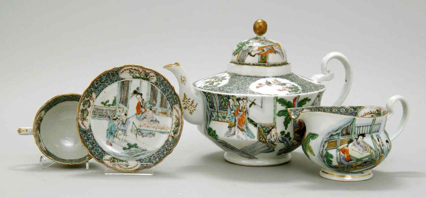 Appraisal: CHINESE EXPORT DOME-COVERED TEAPOT th CenturyTogether with a pinched snout