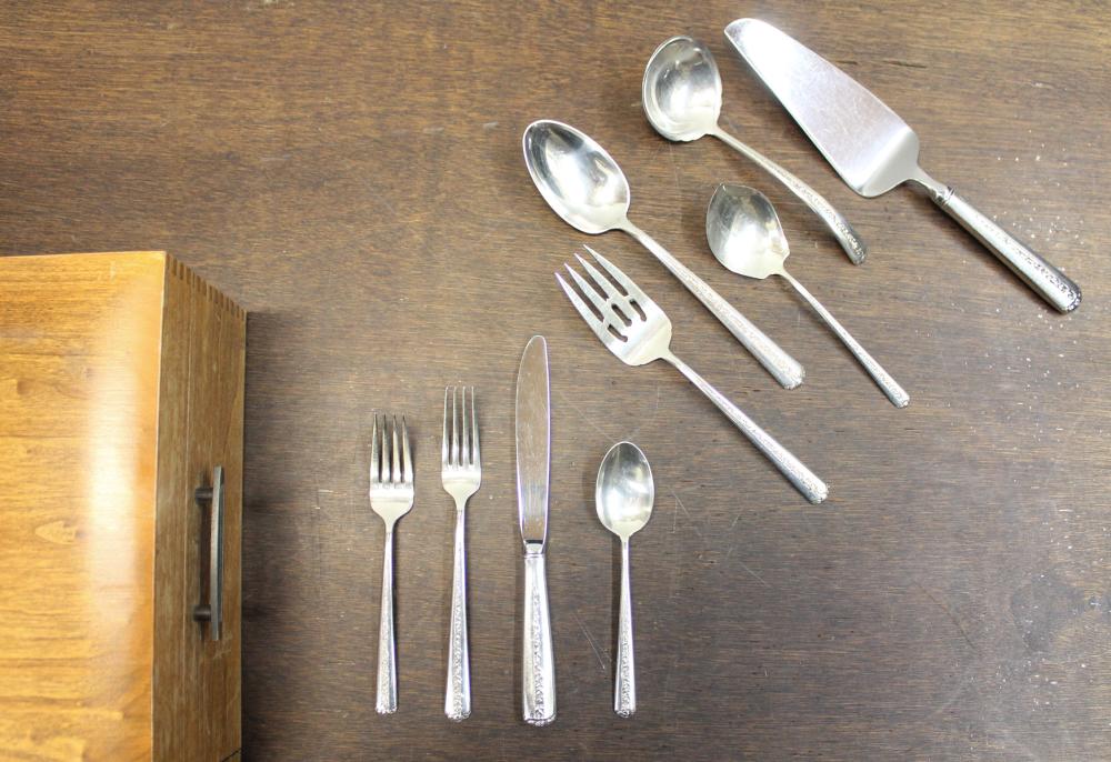 Appraisal: TOWLE RAMBLER ROSE STERLING SILVER FLATWARE SET piece service for