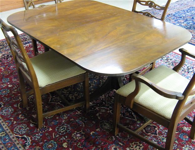 Appraisal: FEDERAL STYLE MAHOGANY DINING TABLE WITH TWO LEAVES American mid-